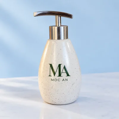 Bình gốm có vòi inox dáng xoài nhỏ 200 ml, men chấm – logo rõ ràng trên khoảng trống của thân bình
