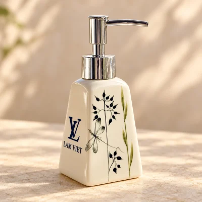 Bình gốm có vòi dáng thang vai xuôi 200 ml, vẽ lá – logo rõ trên mặt trống bên cạnh họa tiết