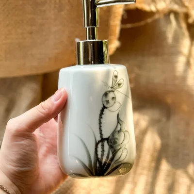 Bình gốm có vòi dáng vuông vát bầu 350 ml, vẽ sen – ảnh thật một mẫu sen để bạn đối chiếu