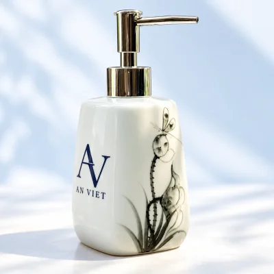 Bình gốm có vòi dáng vuông vát bầu 350 ml, vẽ sen – đặt logo trên mặt trống, giữ nét sen nổi bật
