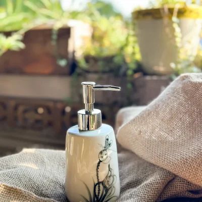 Bình gốm có vòi dáng vuông vát bầu 350 ml, vẽ sen – chọn đúng vòi và kiểm tra không gian đặt bình