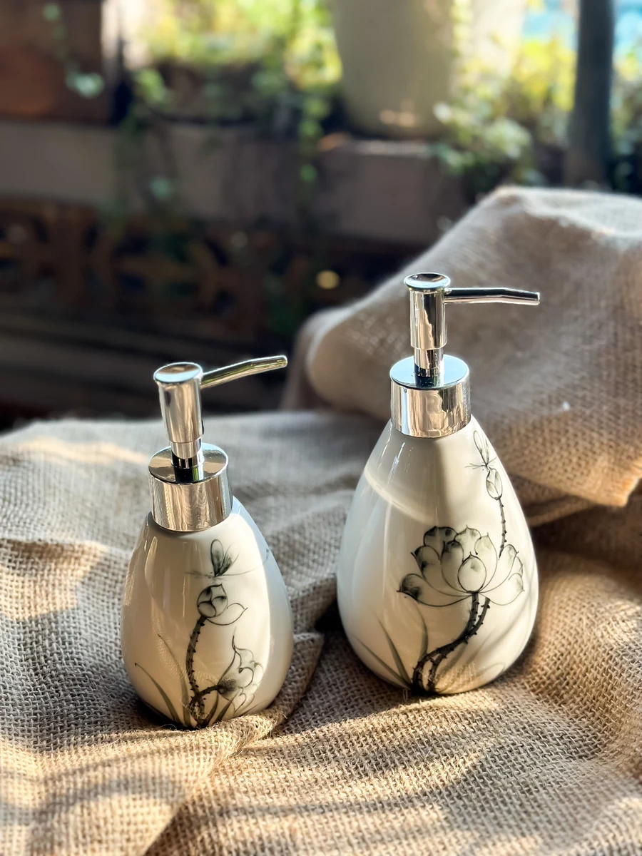 Bình gốm có vòi dáng xoài lớn 400 ml, vẽ sen – chọn chiếc lớn bên phải trong ảnh thật