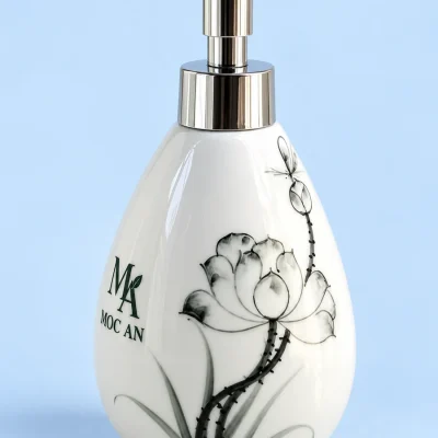Bình gốm có vòi dáng xoài lớn 400 ml, vẽ sen – đặt logo trên mặt trống, giữ nét sen nổi bật