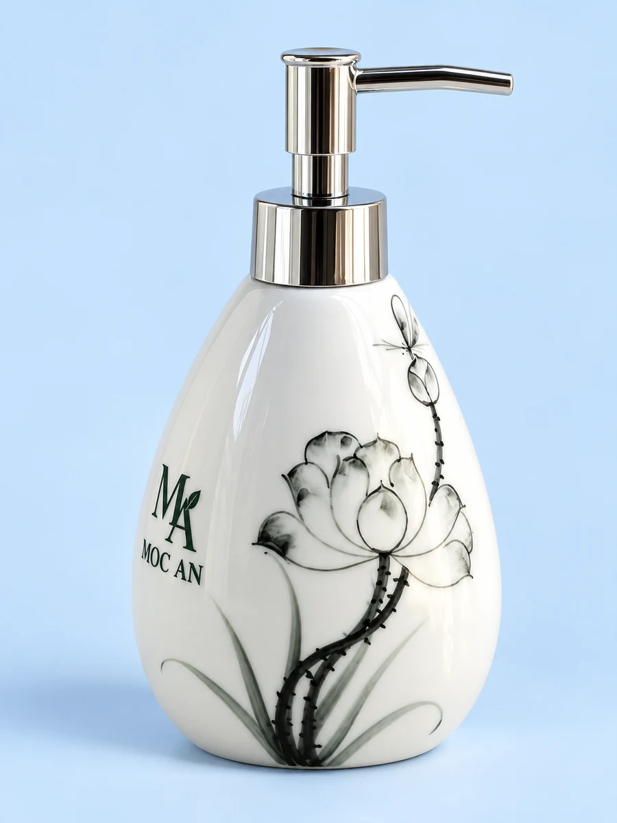Bình gốm có vòi dáng xoài lớn 400 ml, vẽ sen – đặt logo trên mặt trống, giữ nét sen nổi bật