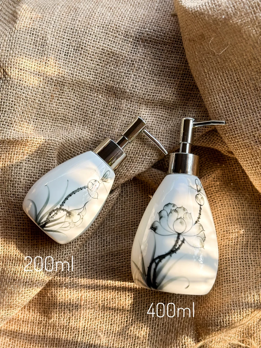 Bình gốm có vòi dáng xoài lớn 400 ml, vẽ sen – đối chiếu nhãn dung tích và cấu hình vòi