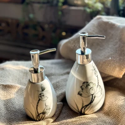 Bình gốm có vòi dáng xoài nhỏ 200 ml, vẽ sen – so sánh ảnh thật để chọn đúng bình nhỏ