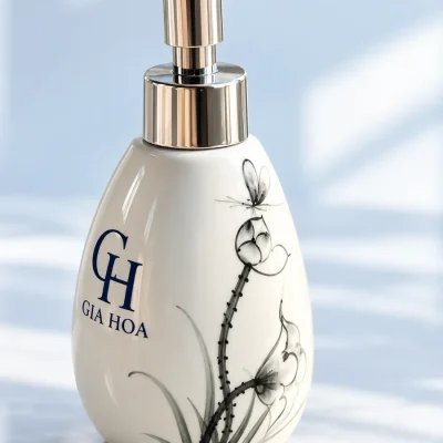 Bình gốm có vòi dáng xoài nhỏ 200 ml, vẽ sen – đặt logo trên mặt trống, giữ nét sen nổi bật