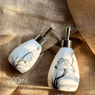 Bình gốm có vòi dáng xoài nhỏ 200 ml, vẽ sen – nhận biết dung tích trước khi chọn hộp và khay