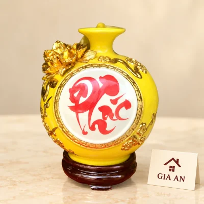 Demo thiệp GIA AN nâu đỏ bên bình chữ Phúc men vàng