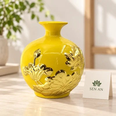 Demo thiệp SEN AN xanh đặt cạnh bình hoa sen men vàng