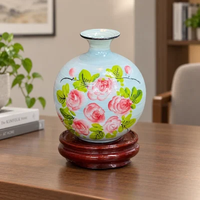 Cảnh trưng bày bình hoa hồng và đế nâu đỏ tại tủ tiếp khách