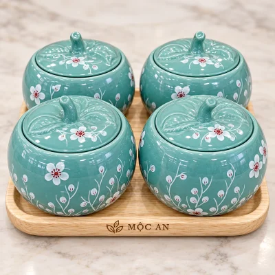 Bộ 4 hũ mứt quả bí men xanh vẽ tay kèm khay gỗ – đặt logo trên phần gỗ trống để giữ nét hoa