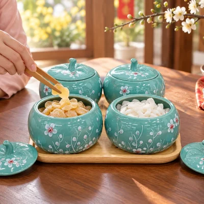 Bộ 4 hũ mứt quả bí men xanh vẽ tay kèm khay gỗ – chia mứt thành từng hũ trên bàn tiếp khách
