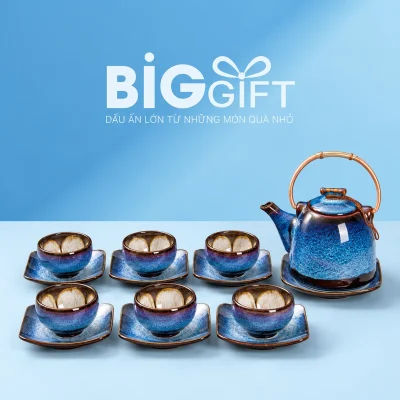 Bộ ấm chén hỏa biến Chuông2 Lân Xanh quai xách với sáu chén đĩa vuông trên nền BigGift