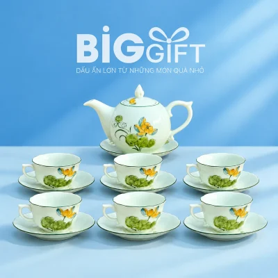 Bộ ấm chén men ngọc hoa sen vàng với sáu chén có quai trên nền BigGift