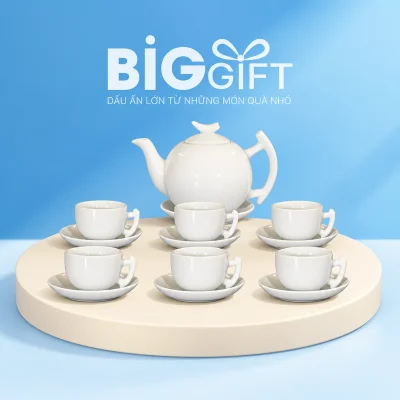 Bộ ấm chén men trắng bưởi cành 03 với ấm quai cách điệu và sáu chén có quai trên nền BigGift