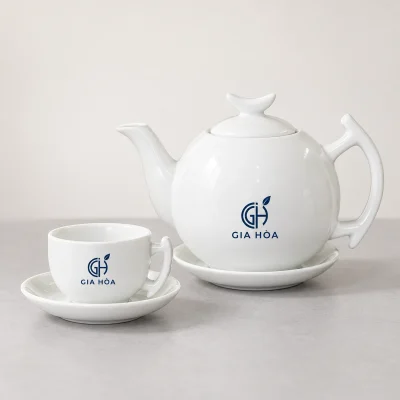 Demo monogram GH và tên GIA HÒA trên ấm bưởi cành cùng chén có quai