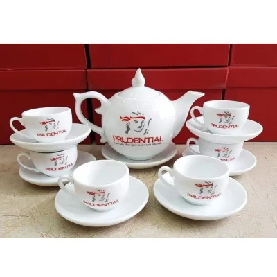 Ảnh nguồn bộ bưởi lửa in nhận diện PRUDENTIAL trên ấm và chén