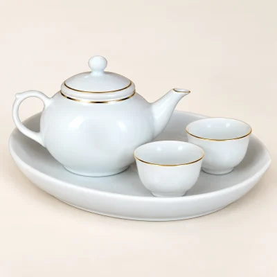 Ảnh dựng cận cảnh núm nắp tròn đường viền màu vàng và mép khay đào