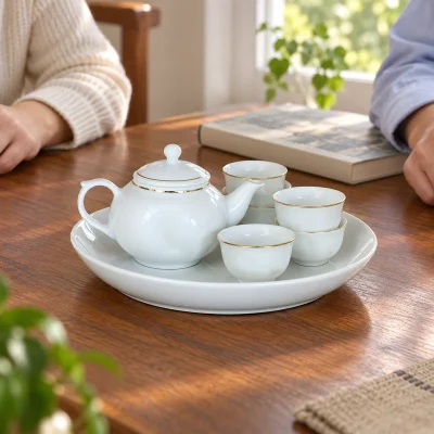 Mô phỏng bộ trà khay đào trên bàn gỗ gia đình với một phần bộ