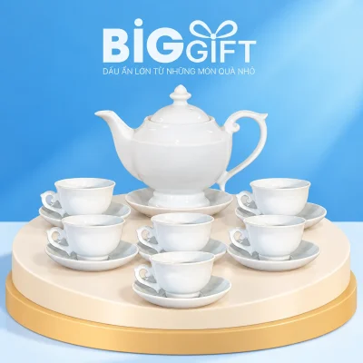 Bộ thần đèn men trắng gồm ấm chân cao và sáu chén có quai trên nền BigGift