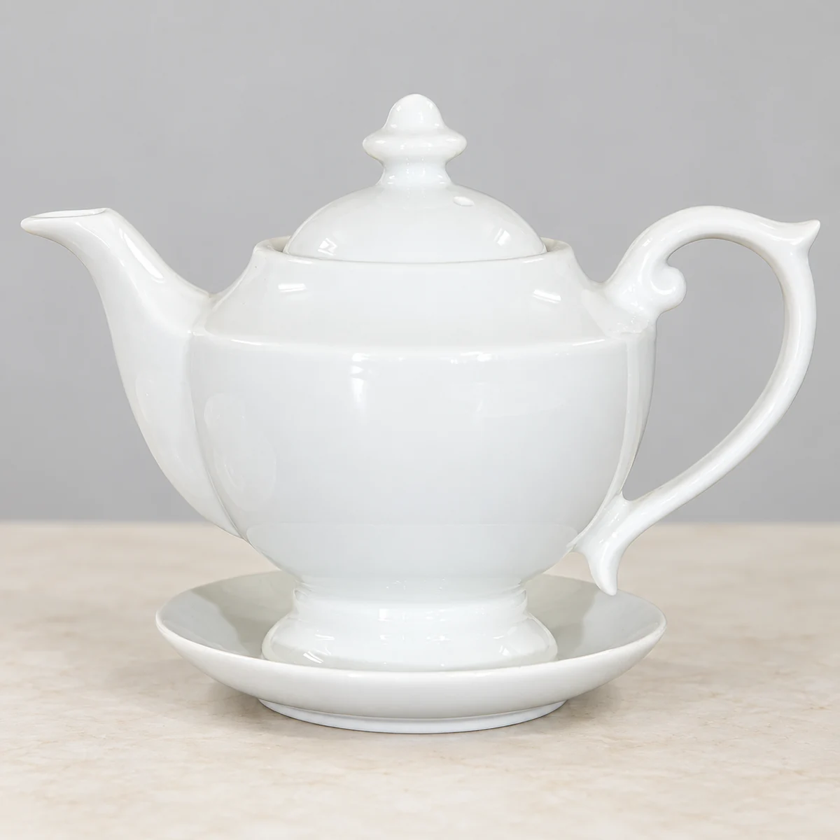 Ảnh dựng cận ấm thần đèn cho thấy chân cao núm phân tầng và quai cuộn