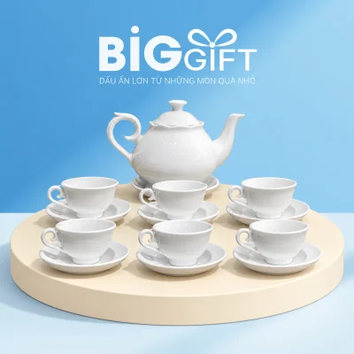 Bộ thiên kim men trắng miệng ấm lượn sóng cùng sáu chén có quai trên nền BigGift