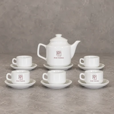 Mô phỏng nhận diện PHÚ THÀNH trên ấm vuông cao và hai chén trong một phần bộ
