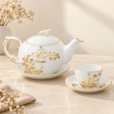 Demo monogram NV và tên NAM VIỆT nhỏ phía trên họa tiết cành lá trên bộ trà