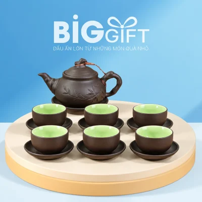 Bộ ấm chén tử sa14 nâu sẫm với sáu chén lòng xanh trên bục thấp BigGift