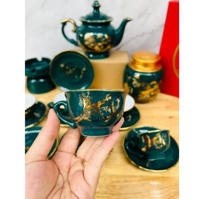 Ảnh thật cầm chén xanh cổ vịt lòng trắng với quai và họa tiết vàng