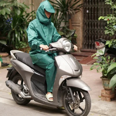 Bộ áo mưa một lớp vải tổ ong màu xanh – đối chiếu bộ trong tư thế ngồi