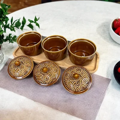 Bộ ba hũ mứt tròn men nâu, nắp hoa văn kèm khay gỗ – chi tiết sản phẩm