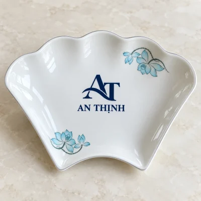 Bộ bát đĩa Mặt Trời Minh Châu 15 món hoa sen xanh – logo rõ giữa hai cụm hoa sen