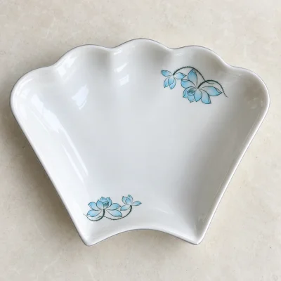 Bộ bát đĩa Mặt Trời Minh Châu 15 món hoa sen xanh – nhìn kỹ hoa sen và mép đĩa