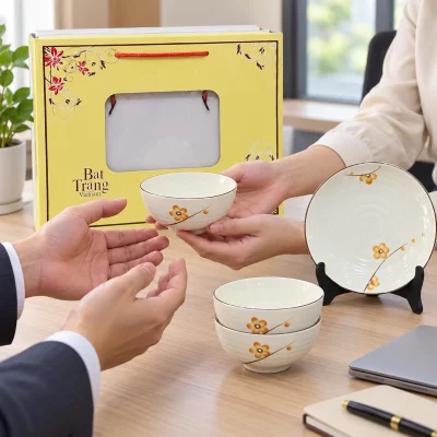 Cảnh trao mẫu hoa vàng cạnh hộp cửa sổ vàng theo nguồn