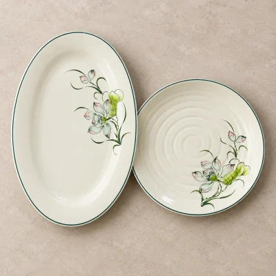 Đĩa oval và đĩa tròn hoa xanh lá đặt cạnh nhau để so dáng