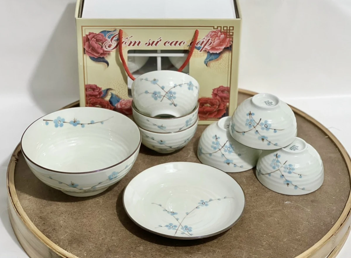 Ảnh nguồn tám món men kem hoa xanh và hộp cửa sổ phía sau