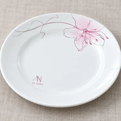 Demo monogram AN và tên AN NHIÊN nhỏ trên vùng trống của đĩa sen hồng