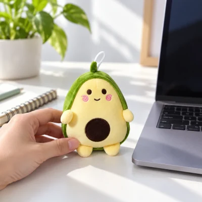 Bơ bông cỡ 15 cm, mặt vàng viền xanh – một điểm nhìn nhỏ trên bàn làm việc