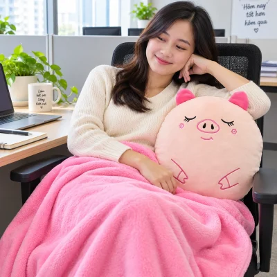Bộ chăn gối văn phòng 2 trong 1 vải nỉ, mẫu heo hồng – gợi ý dùng trong giờ nghỉ ngắn