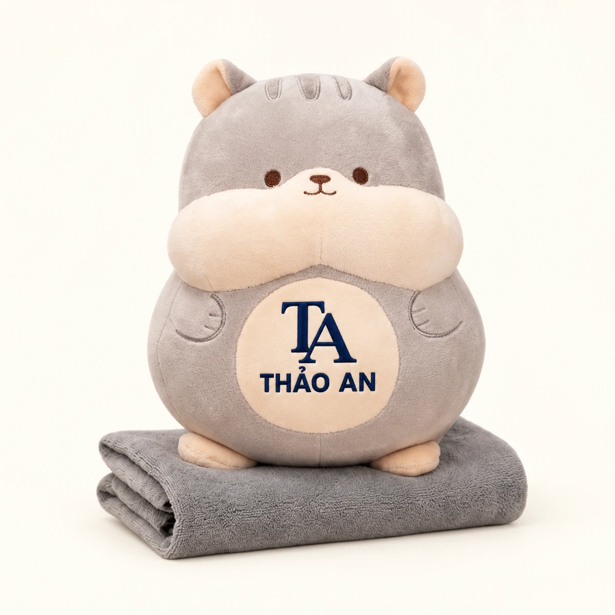 Bộ chăn gối văn phòng hình thú xám phối kem – logo rõ trong mảng bụng màu kem