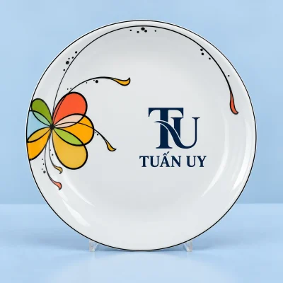 Bộ đồ ăn Daisy Bóng Bay 9 món – logo rõ ở khoảng trắng cạnh họa tiết