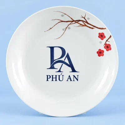 Bộ đồ ăn Daisy Hồng Mai 9 món – logo lớn ở khoảng trắng giữa đĩa