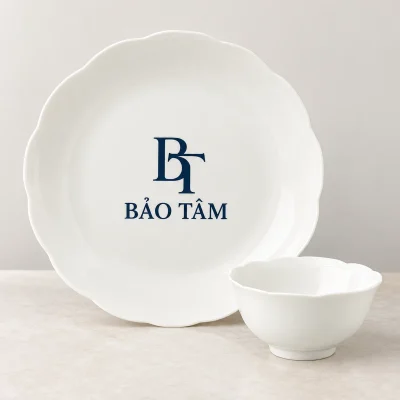 Bộ đồ ăn Mẫu Đơn IFP trắng ngà 22 món – logo lớn ở phần lòng đĩa trống