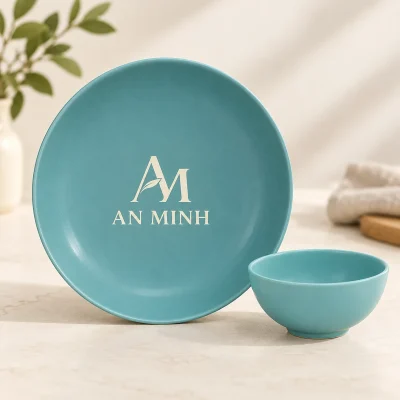 Bộ đồ ăn Timeless xanh dương 9 món – logo sáng rõ trên phần men xanh