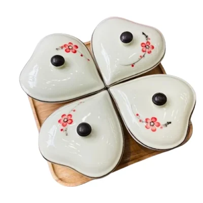 Bộ khay mứt bốn hũ hình tim hoa đỏ kèm khay gỗ – ảnh thực tế
