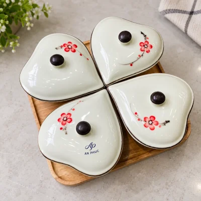 Bộ khay mứt bốn hũ hình tim hoa đỏ kèm khay gỗ – minh họa in logo