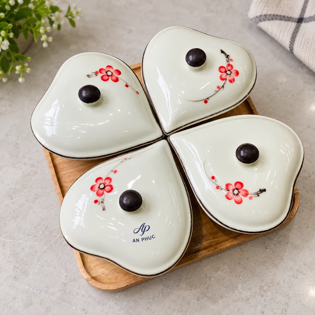 Bộ khay mứt bốn hũ hình tim hoa đỏ kèm khay gỗ – minh họa in logo