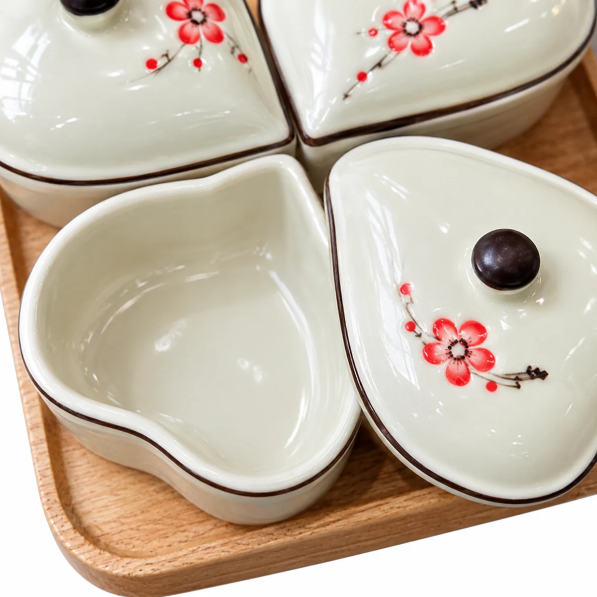 Bộ khay mứt bốn hũ hình tim hoa đỏ kèm khay gỗ – chi tiết sản phẩm